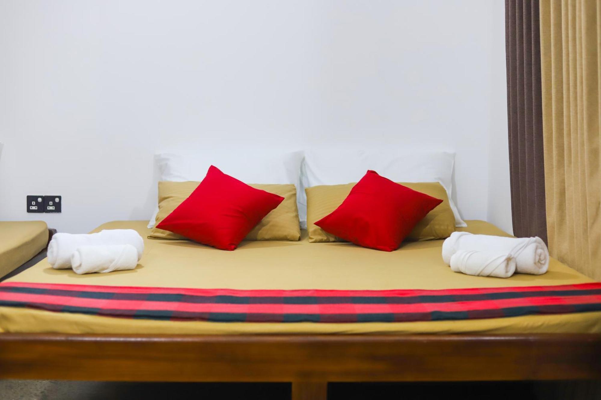 Royal Hub Hotel Kudapaduwa Екстериор снимка