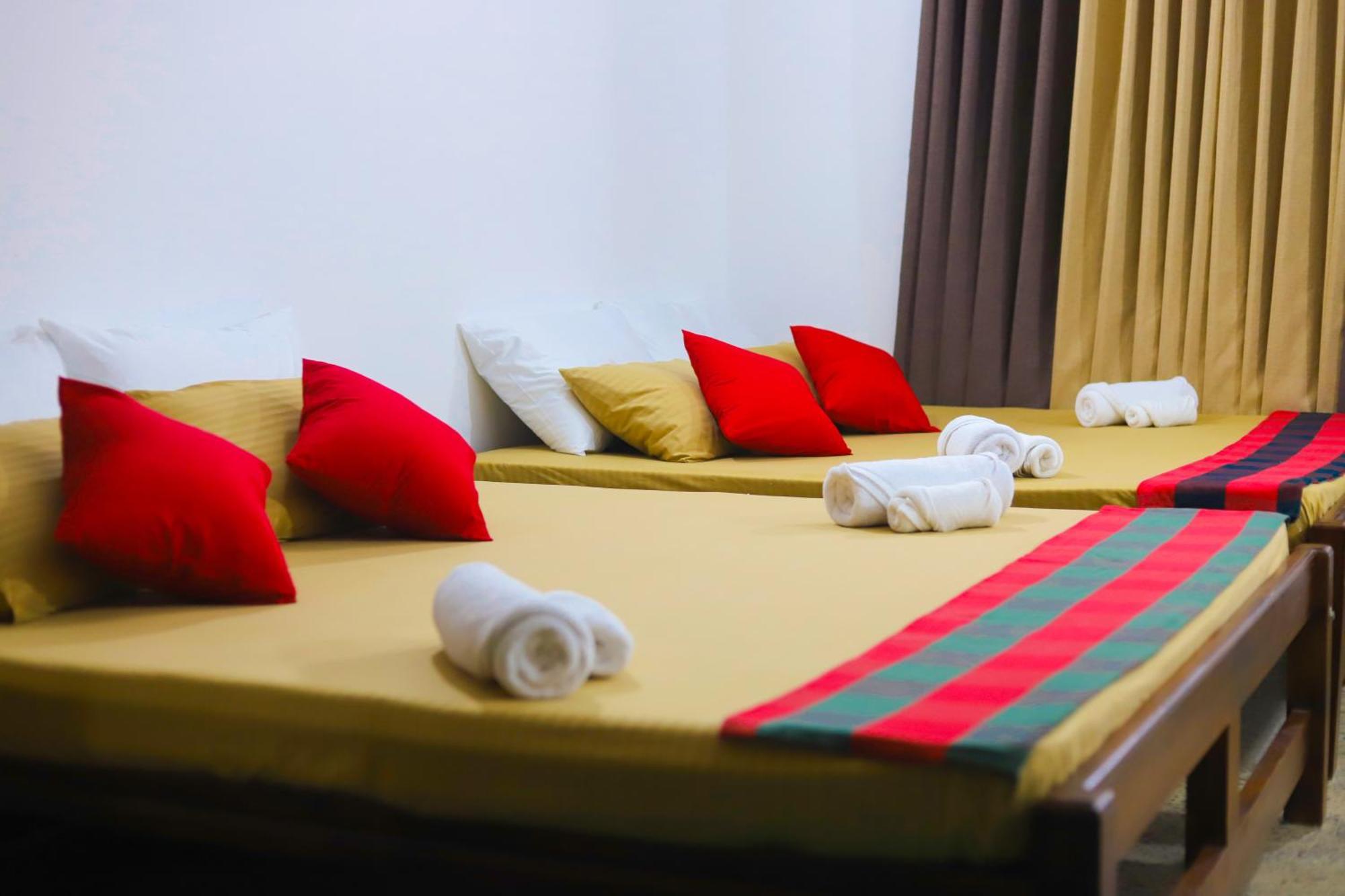 Royal Hub Hotel Kudapaduwa Екстериор снимка